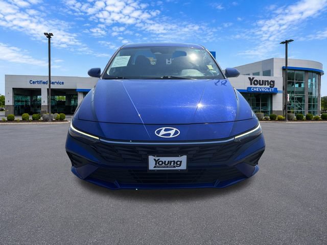 Used 2024 Hyundai Elantra SE FWD image 2