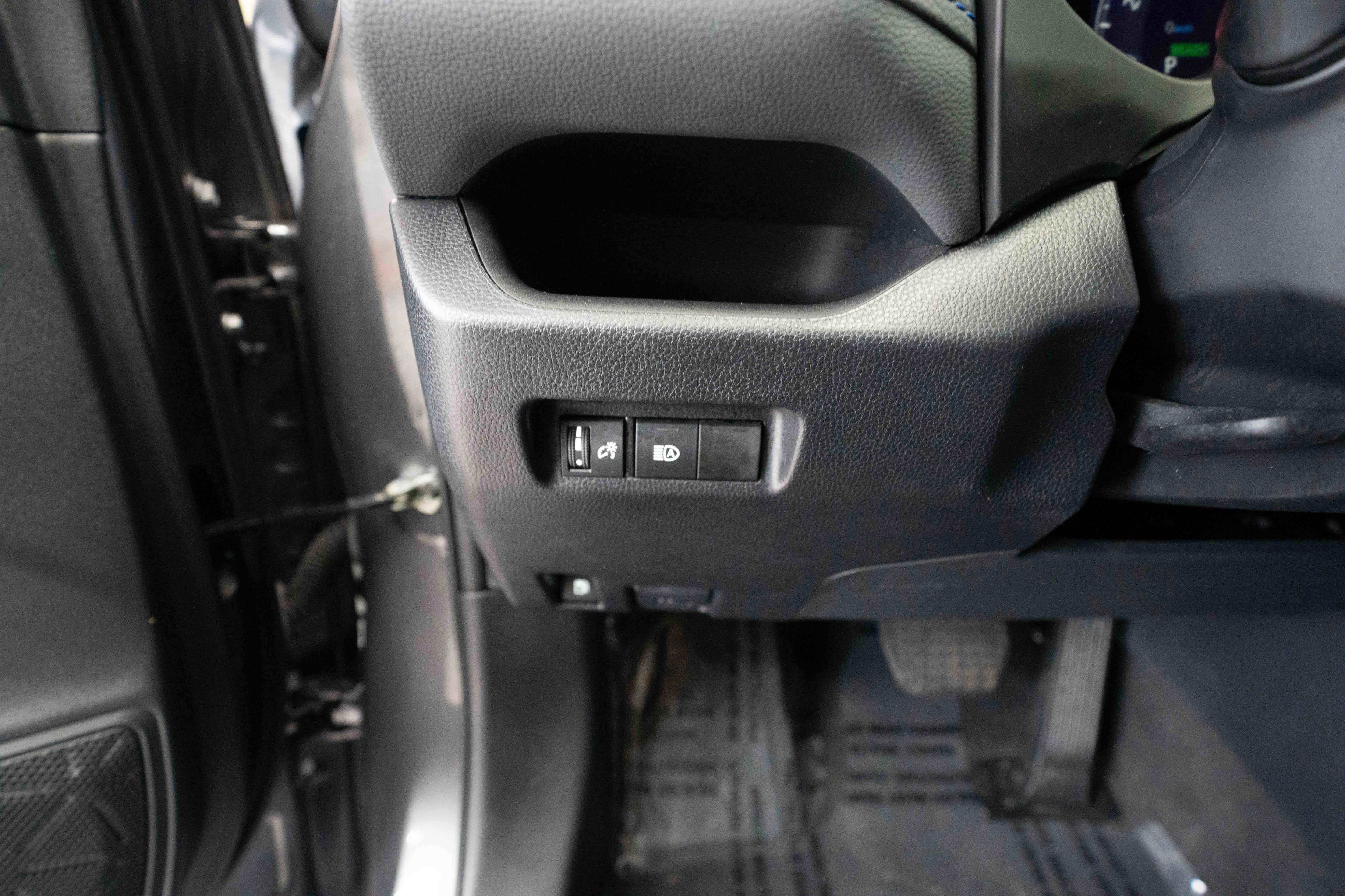 Used 2023 Toyota RAV4 SE image 11