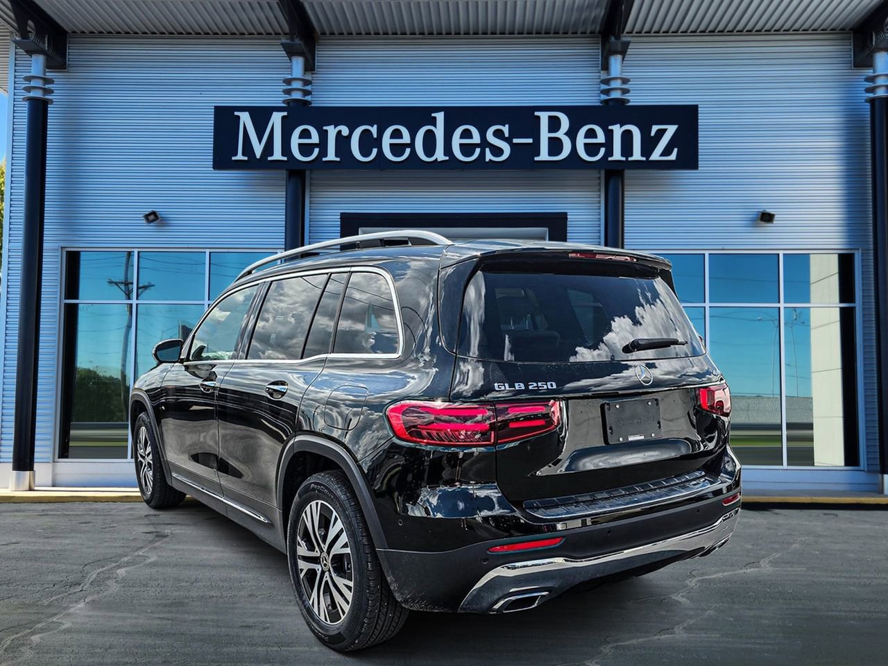 New 2026 Mercedes-Benz GLB 250 4MATIC image 4