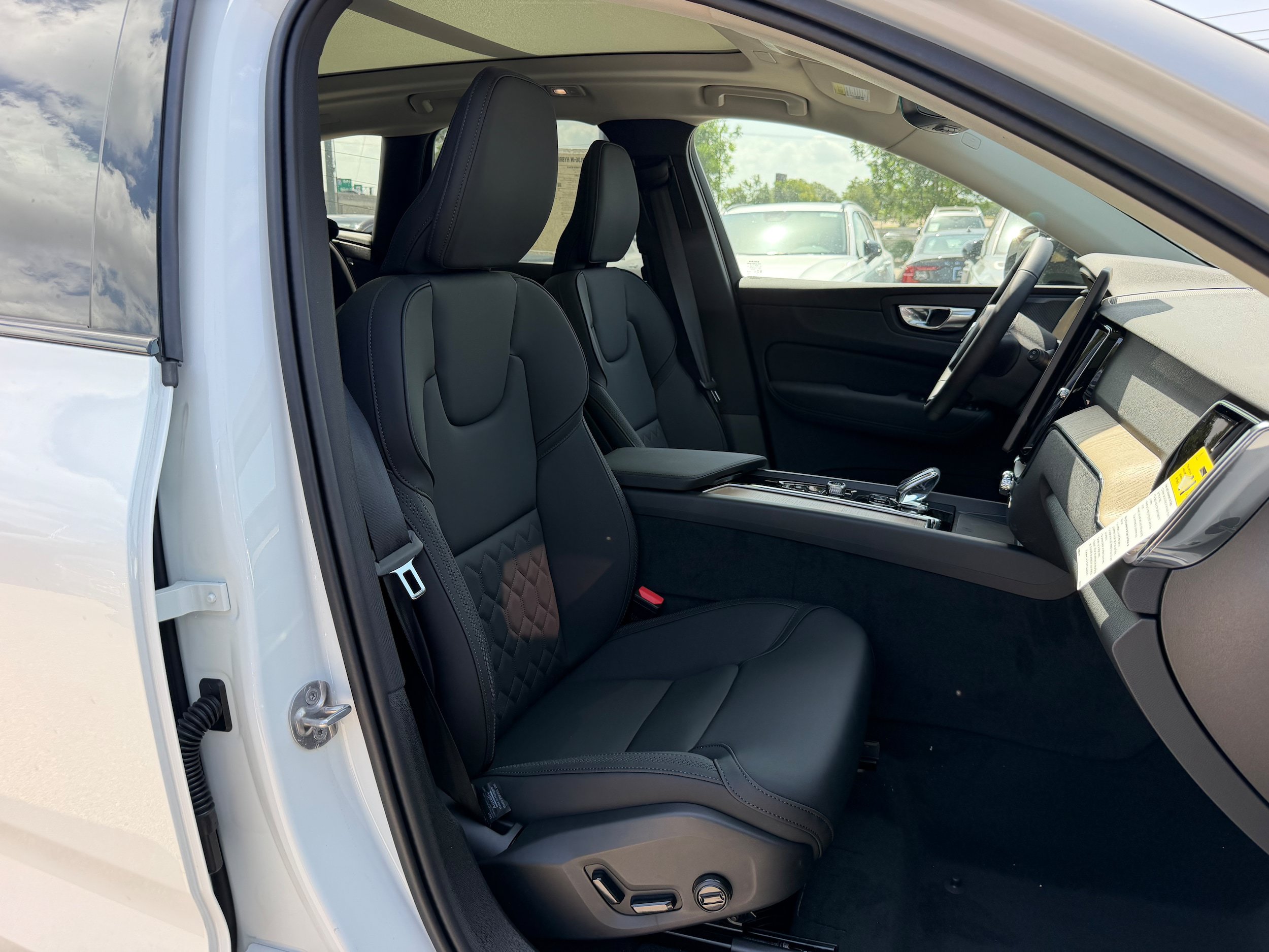 New 2026 Volvo XC60 T8 Plus w/ Climate Package AWD/4WD image 8