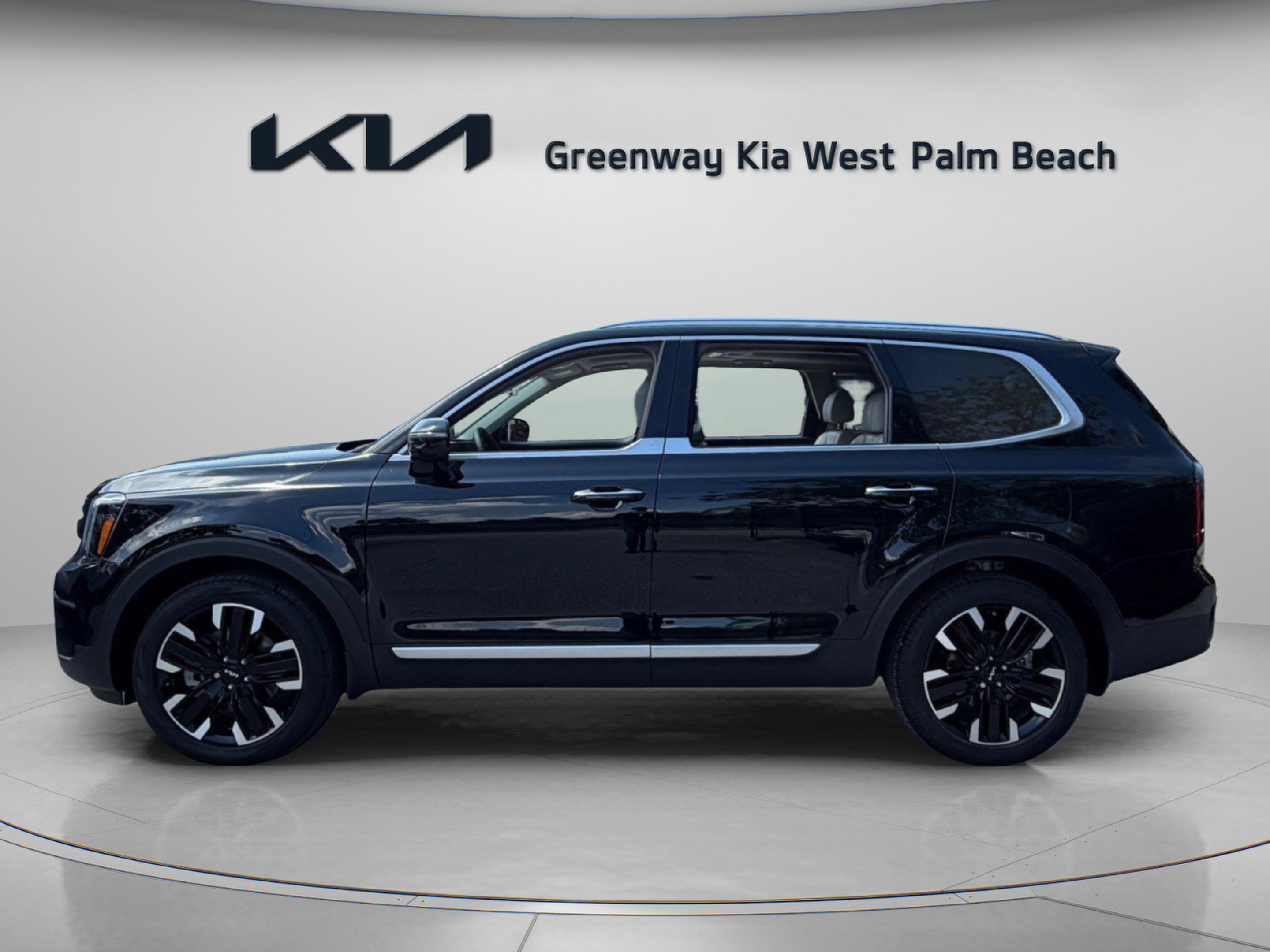 Used 2025 Kia Telluride SX w/ SX Captain's Chair Package FWD image 4