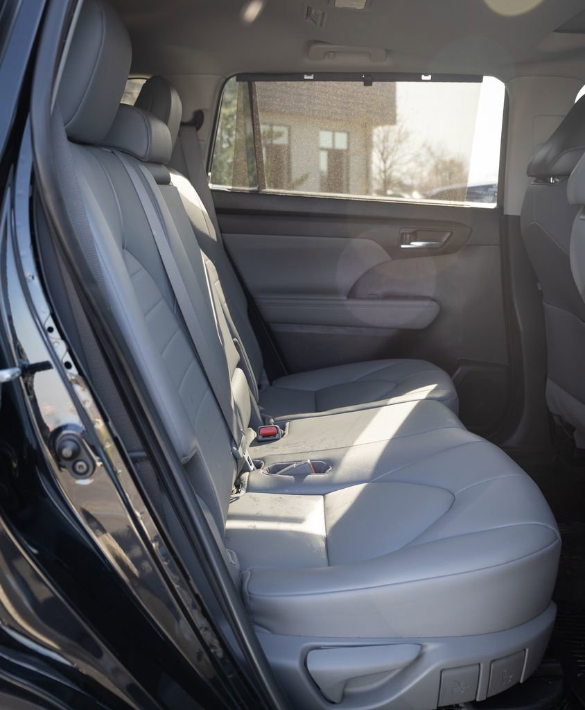 Used 2021 Toyota Highlander XLE image 31