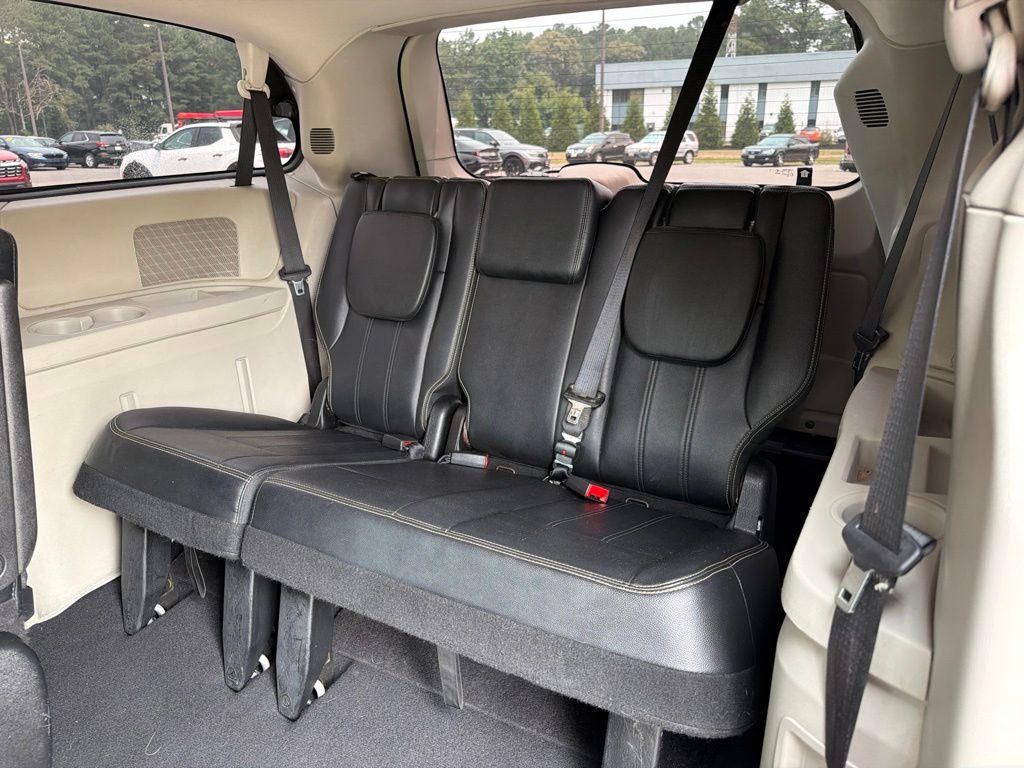 Used 2013 Chrysler Town & Country Touring FWD image 19
