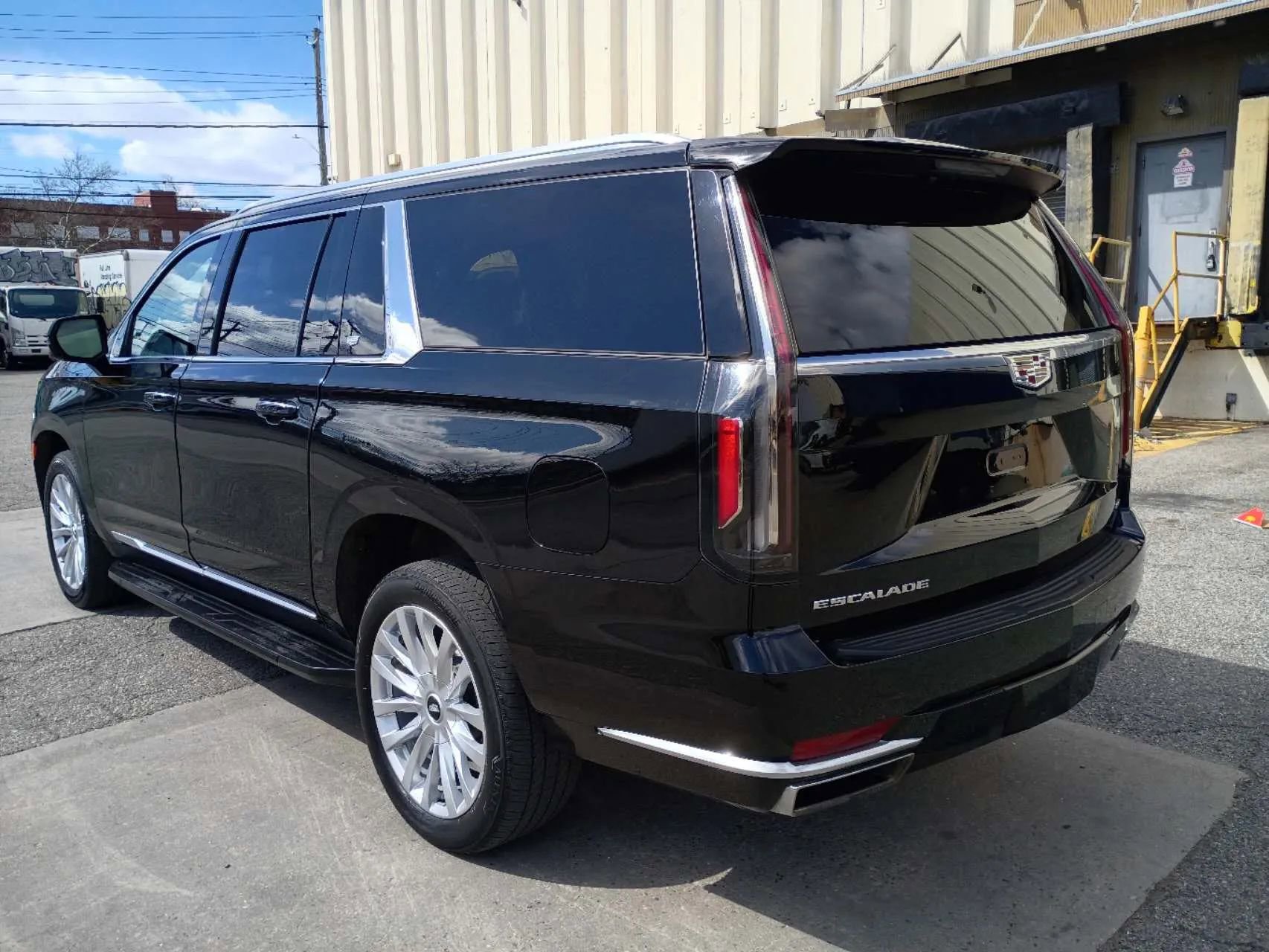 Used 2023 Cadillac Escalade ESV Luxury image 4
