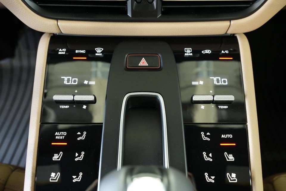 Certified 2025 Porsche Macan AWD/4WD image 21