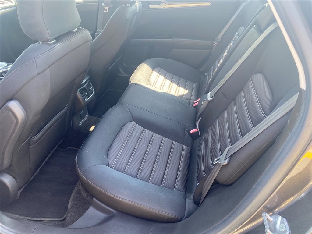 Used 2016 Ford Fusion SE FWD image 9