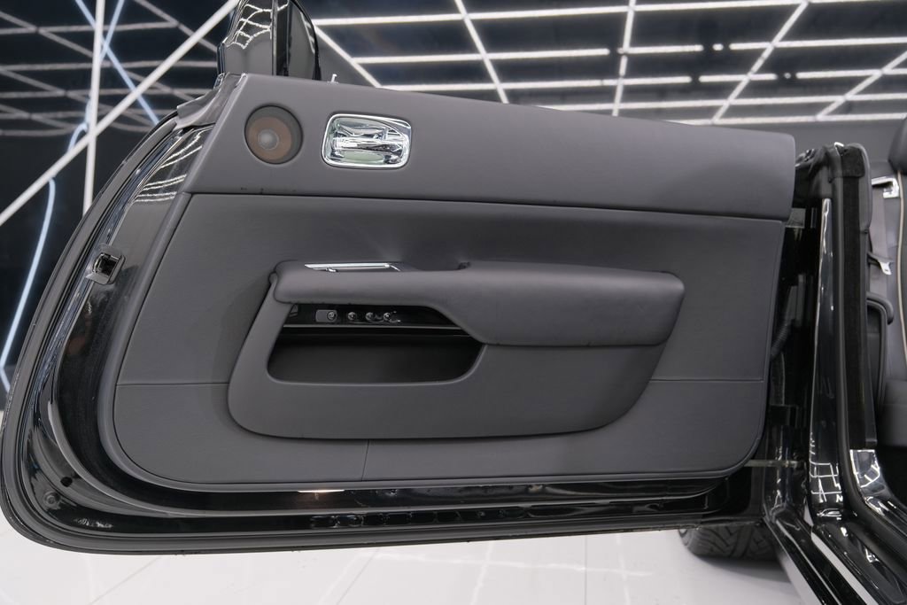 Used 2016 Rolls-Royce Dawn image 32