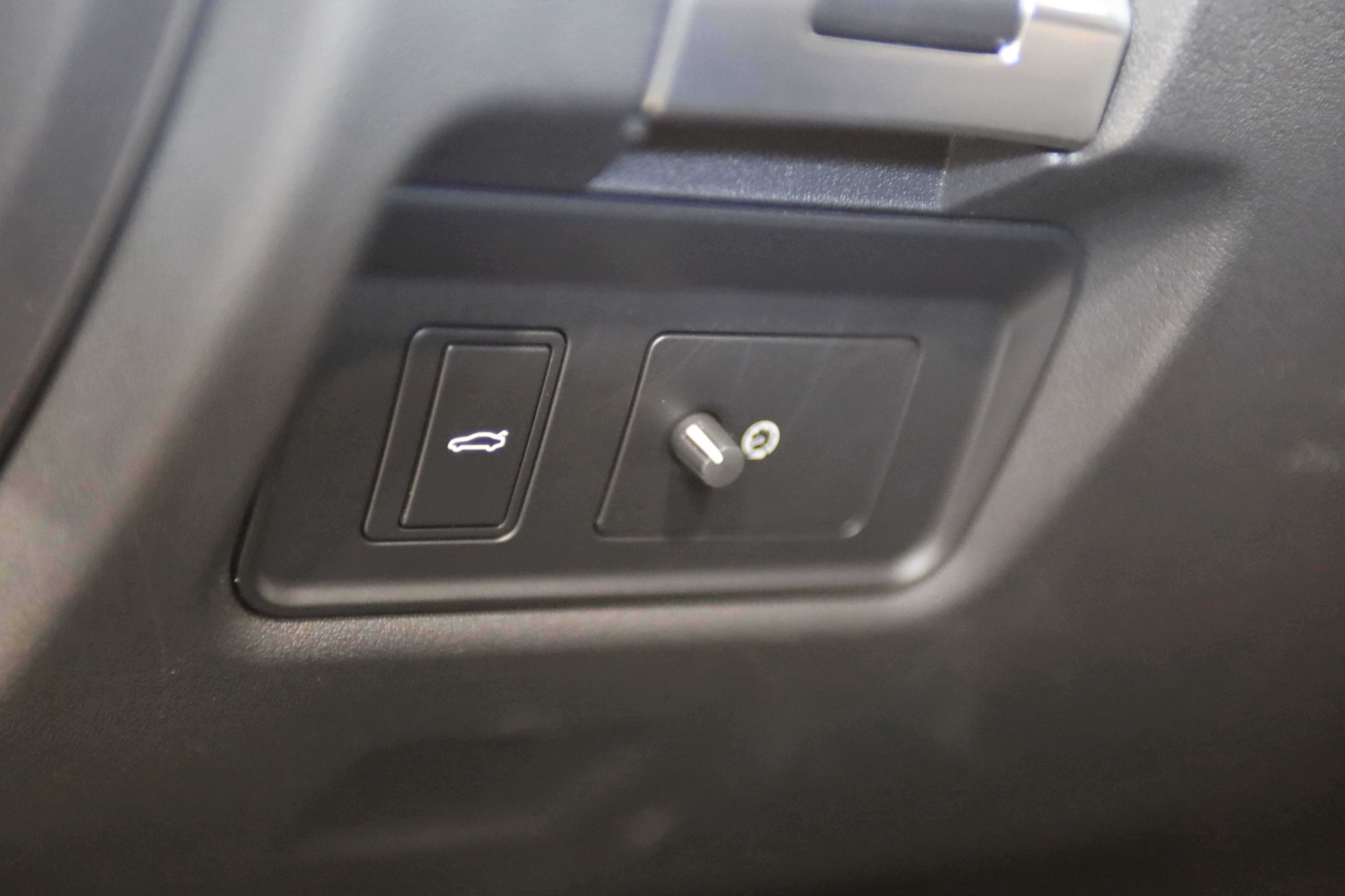 Used 2020 Jaguar XE S image 16