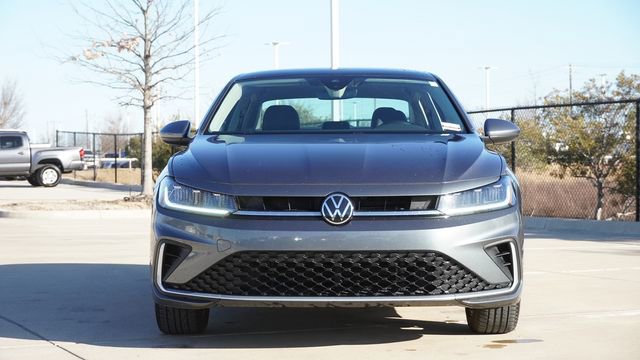 Used 2025 Volkswagen Jetta SE image 2