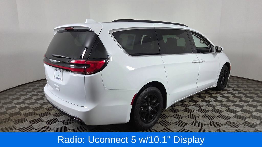 Used 2022 Chrysler Pacifica Touring-L image 8