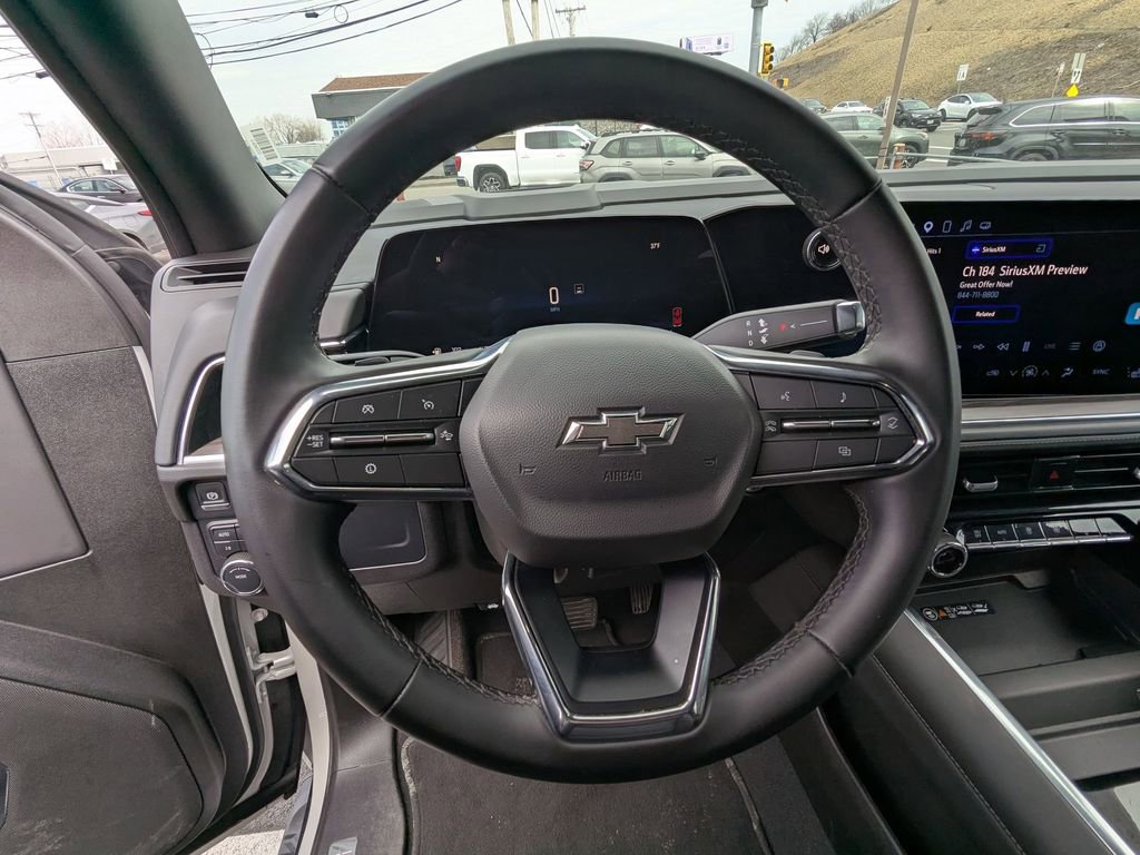 Used 2025 Chevrolet Suburban Z71 image 17