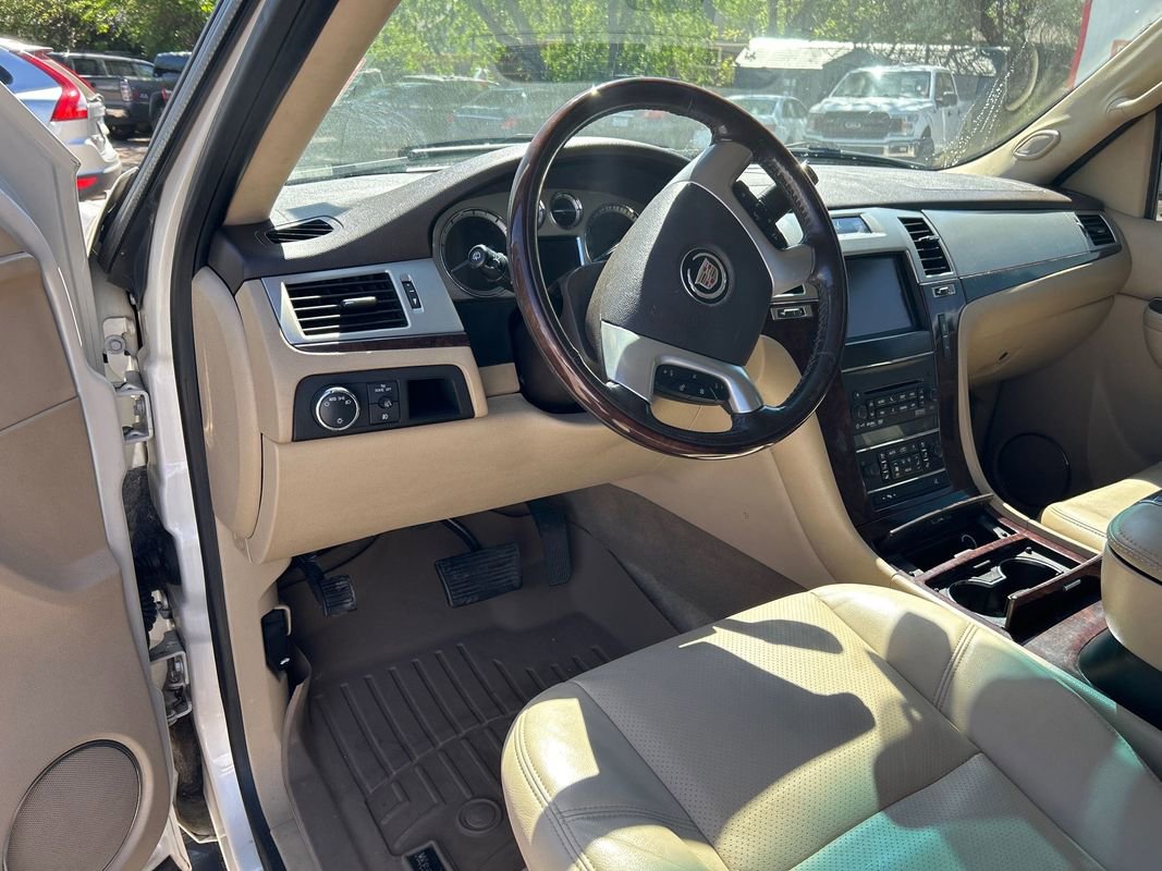 Used 2013 Cadillac Escalade ESV Premium AWD/4WD image 2