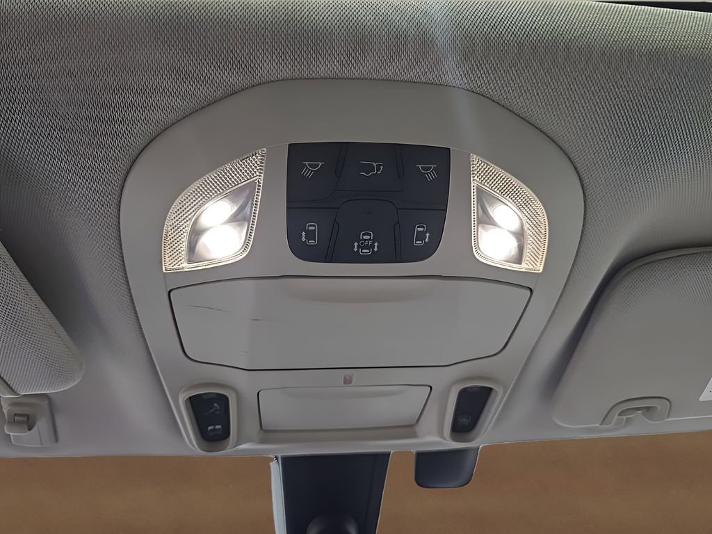 Used 2018 Chrysler Pacifica Limited w/ Tire & Wheel Group FWD image 32
