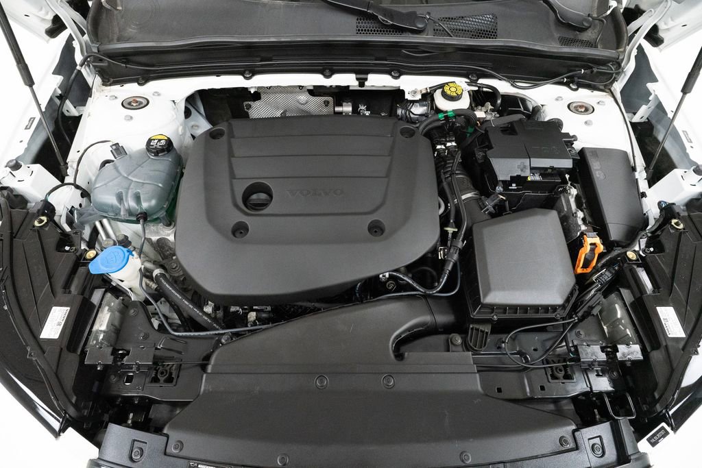 Used 2024 Volvo XC40 B5 Plus w/ Climate Package image 3