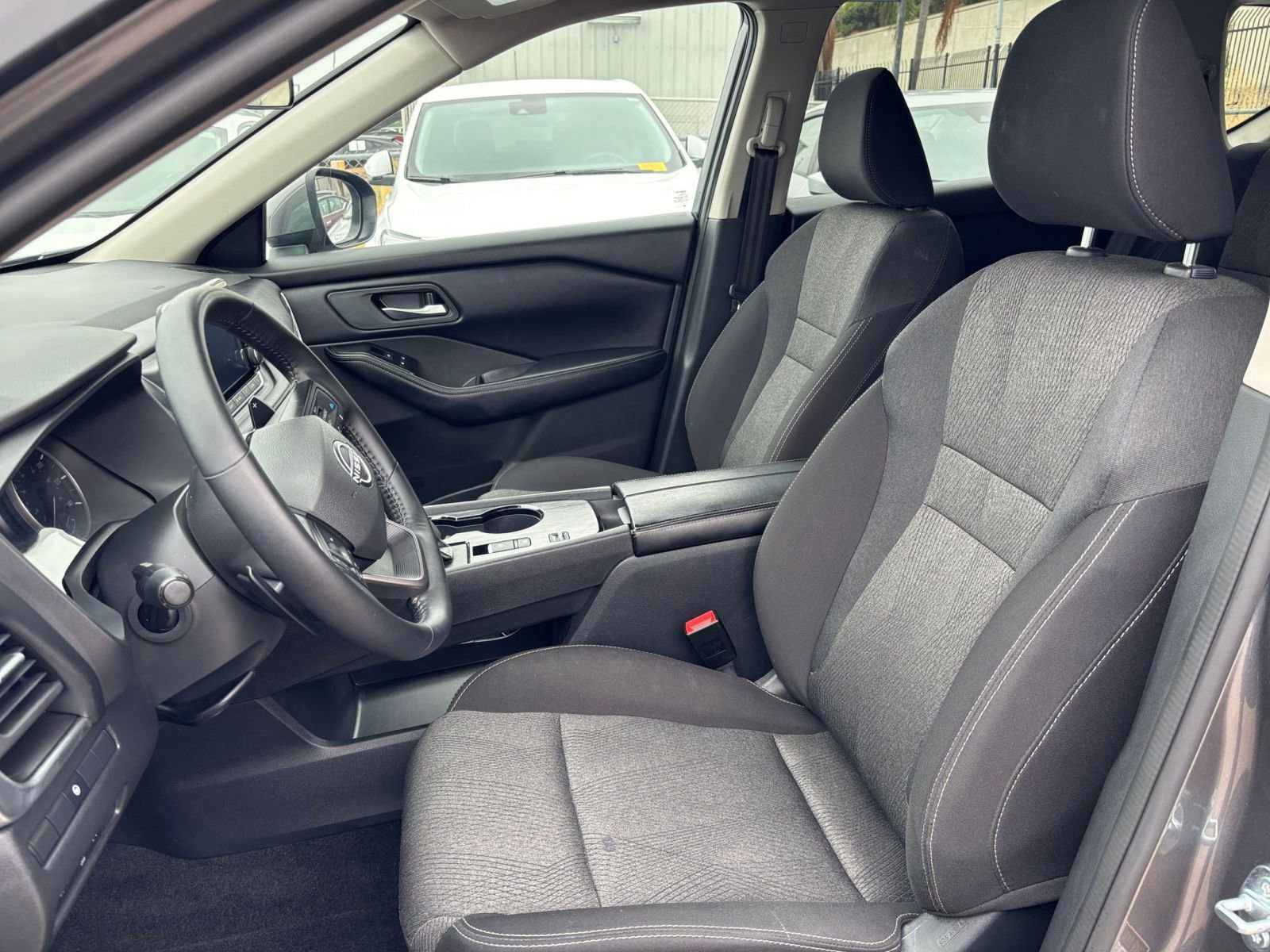 Used 2025 Nissan Rogue SV FWD image 29