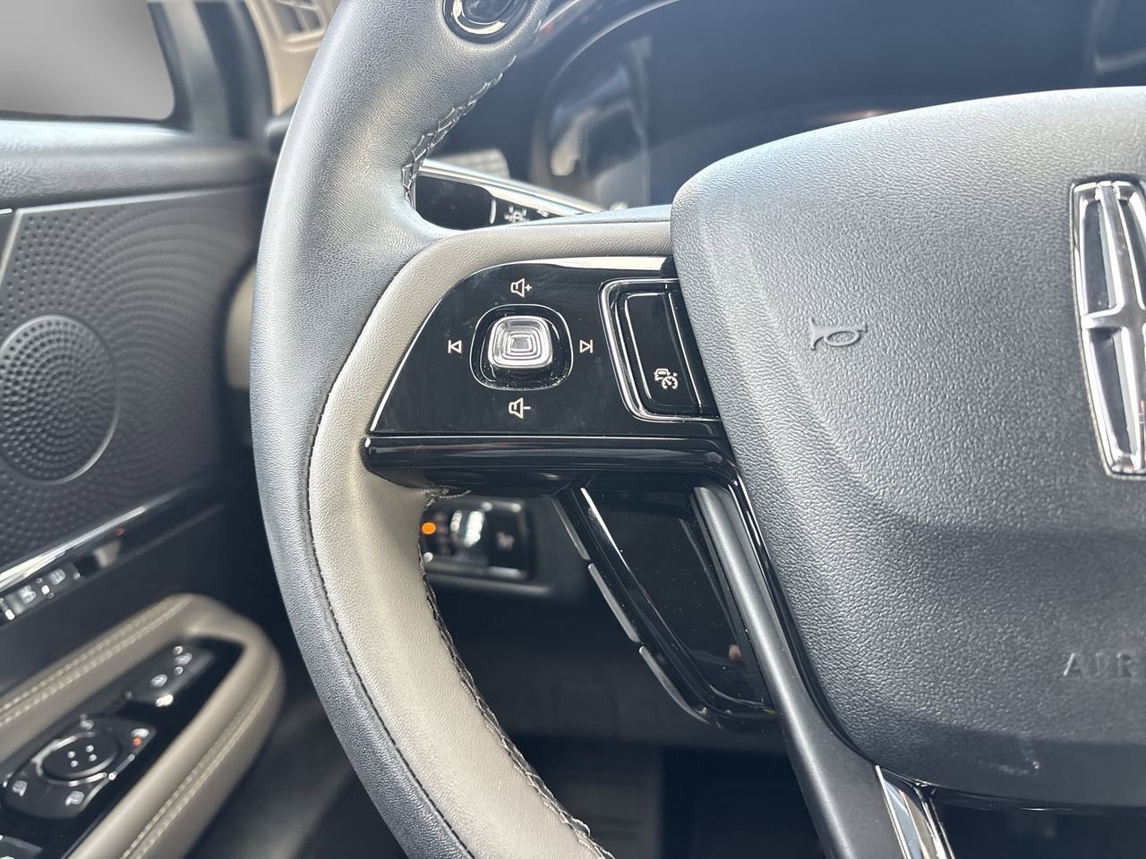 Used 2025 Lincoln Corsair FWD w/ Equipment Group 101A image 21