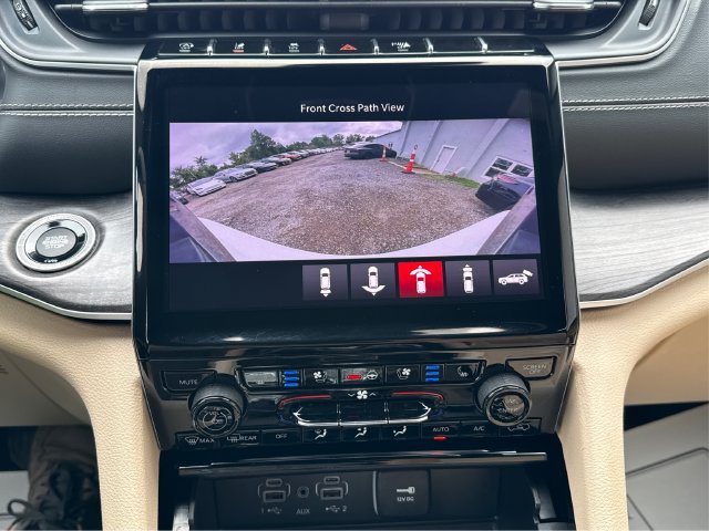 Used 2023 Jeep Grand Cherokee L Limited w/ Luxury Tech Group II AWD/4WD image 35