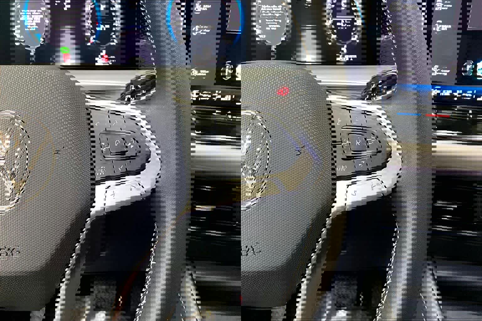 Used 2025 Volkswagen Tiguan SE image 22