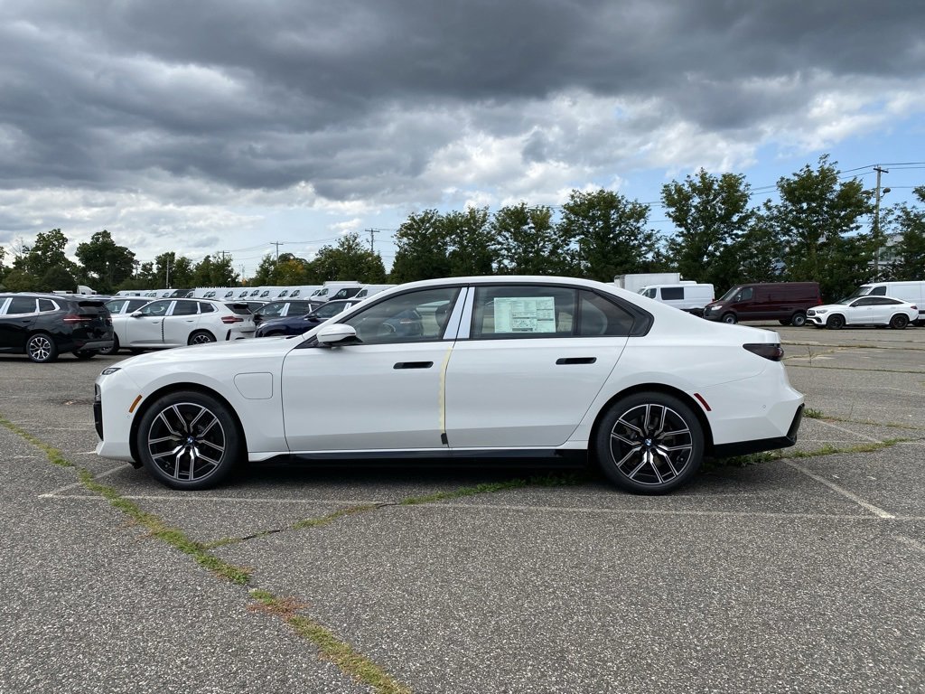 New 2026 BMW 750e xDrive w/ Premium Package image 5