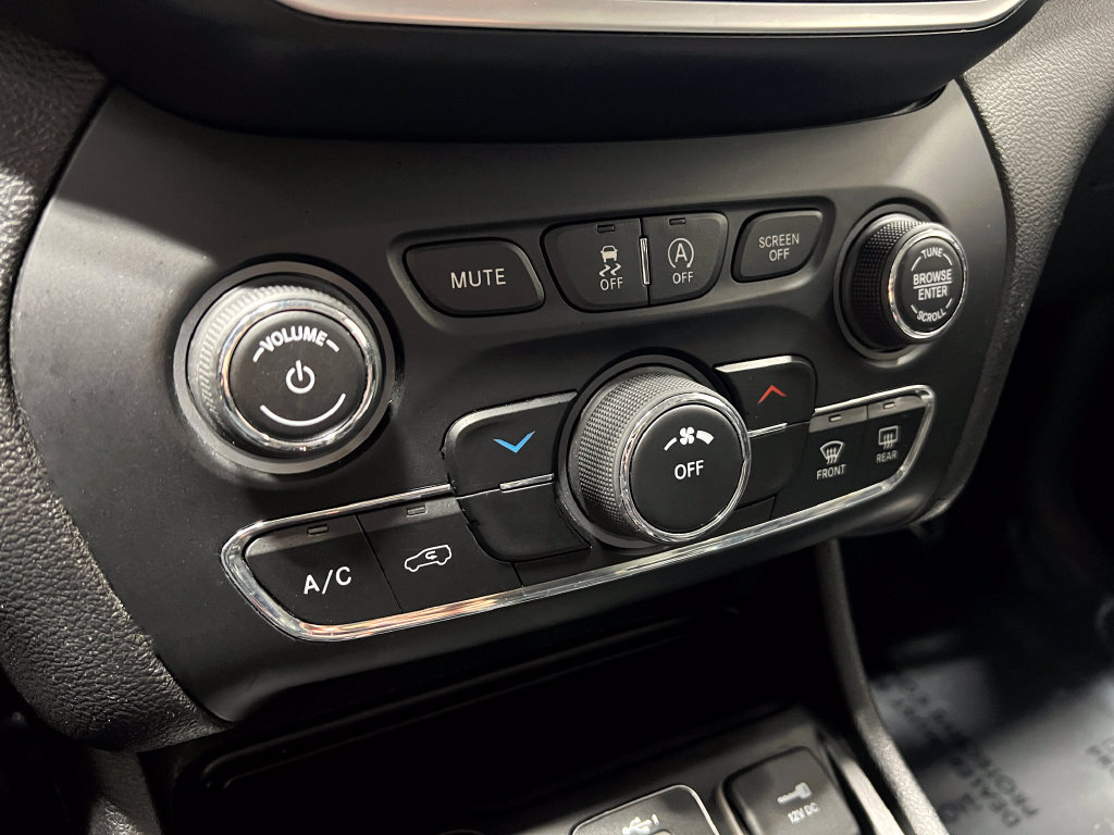Used 2019 Jeep Cherokee Latitude Plus FWD image 25