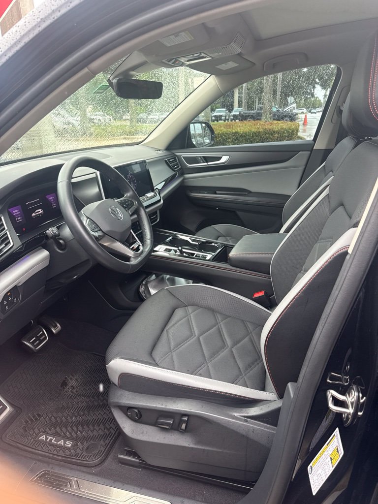 Used 2024 Volkswagen Atlas Peak Edition SE AWD/4WD image 3