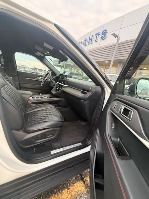 Used 2025 Ford Explorer ST-Line w/ Premium Package RWD image 5