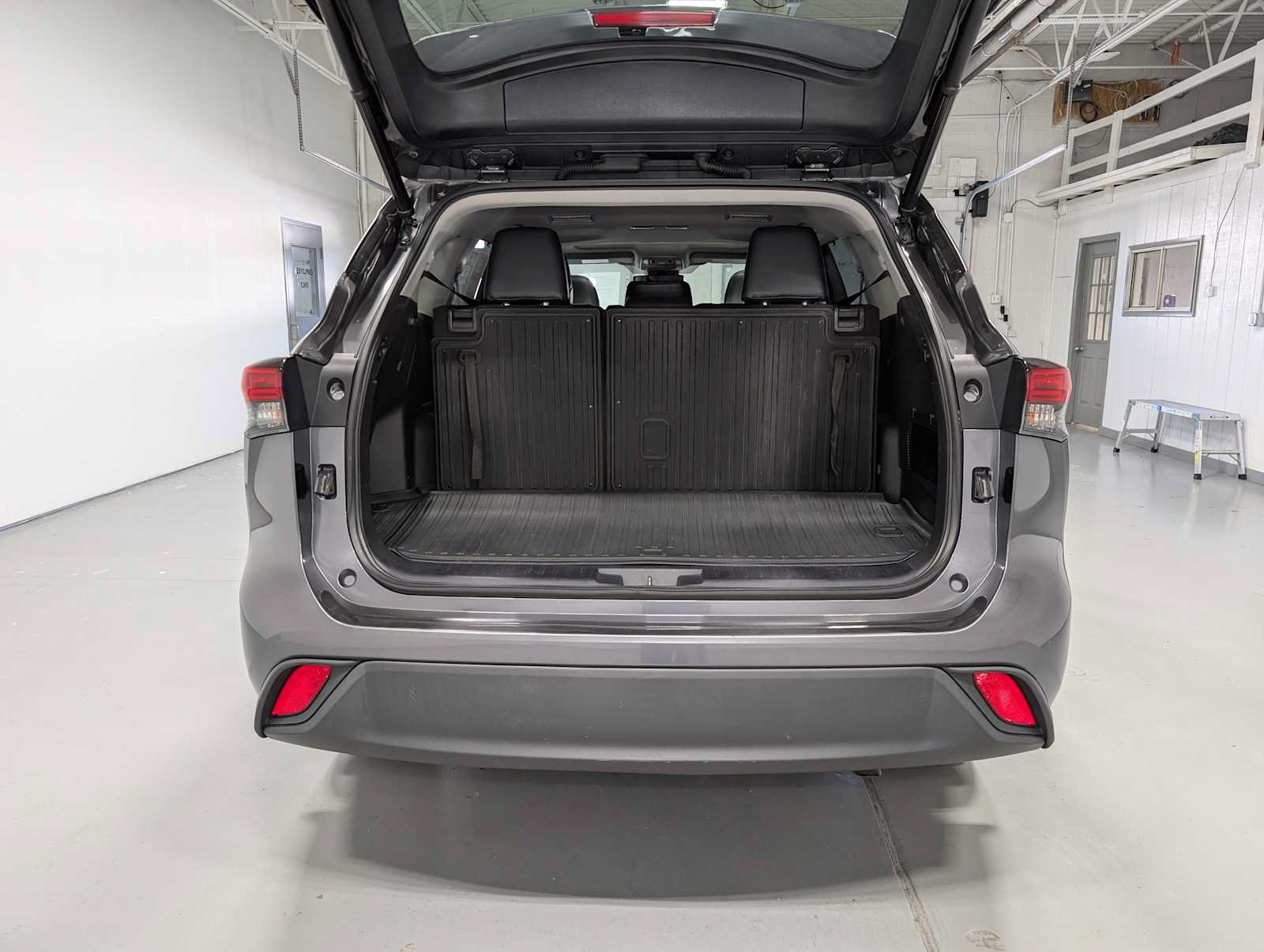 Used 2021 Toyota Highlander XLE AWD/4WD image 45