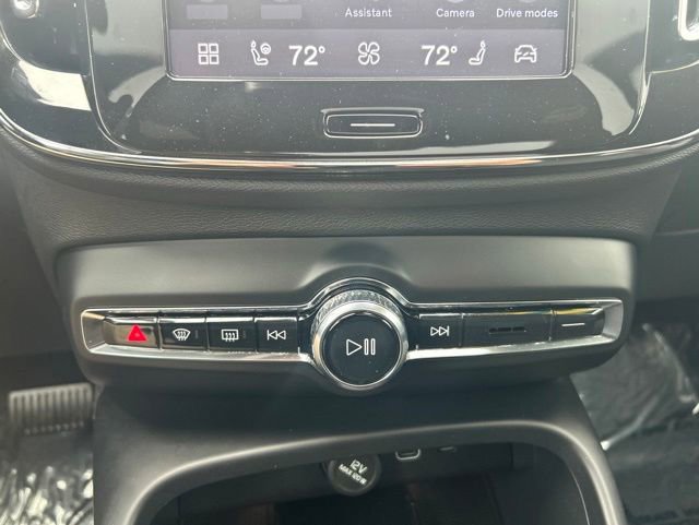 Certified 2025 Volvo XC40 B5 Plus AWD/4WD image 24
