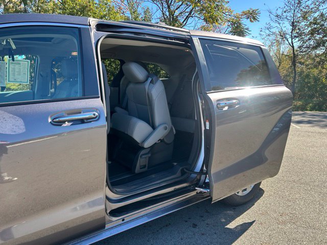 Used 2022 Toyota Sienna XLE AWD/4WD image 34