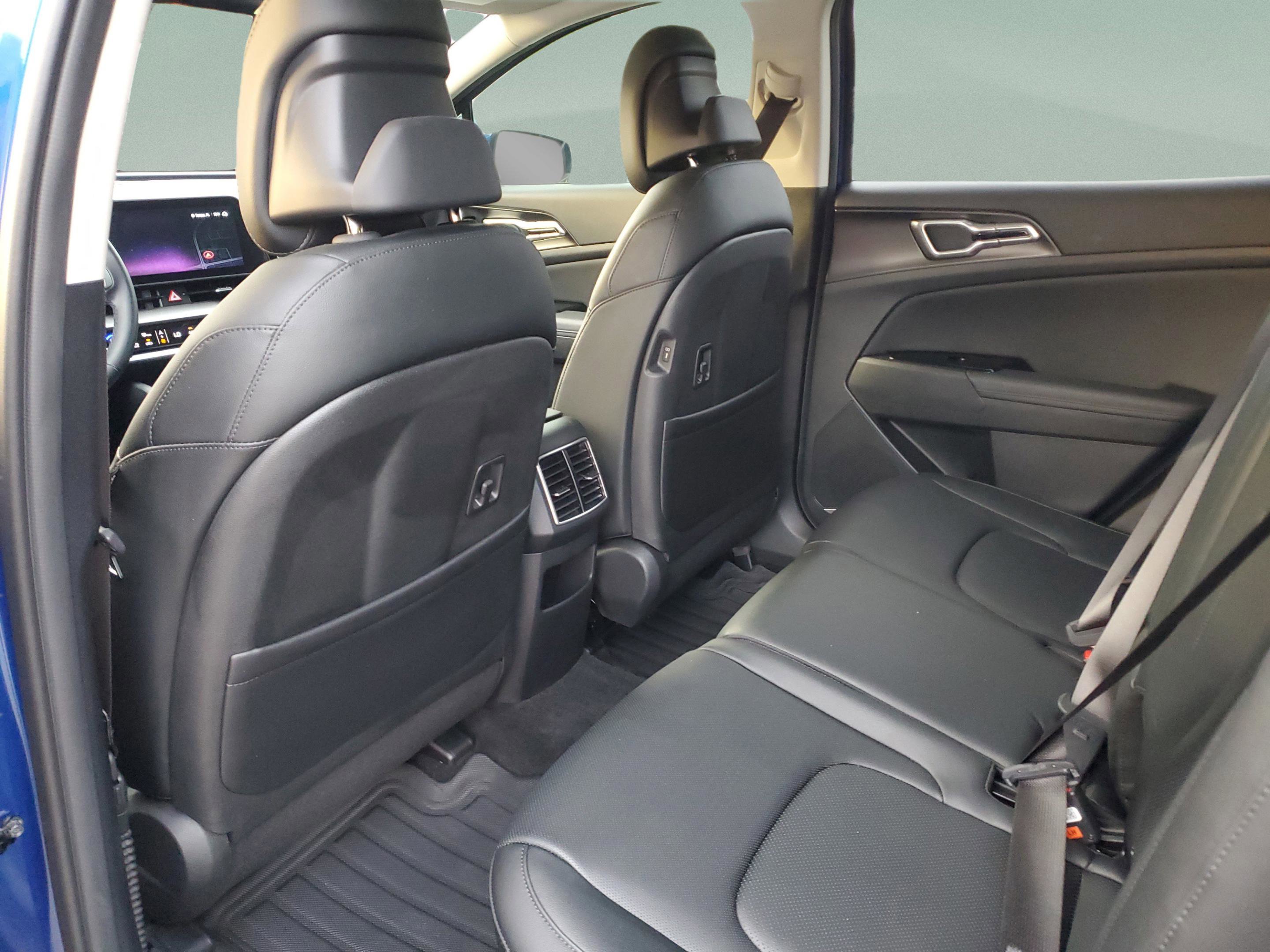 Certified 2025 Kia Sportage EX w/ Premium Package FWD image 6