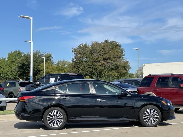 Used 2025 Nissan Altima 2.5 SV FWD image 3