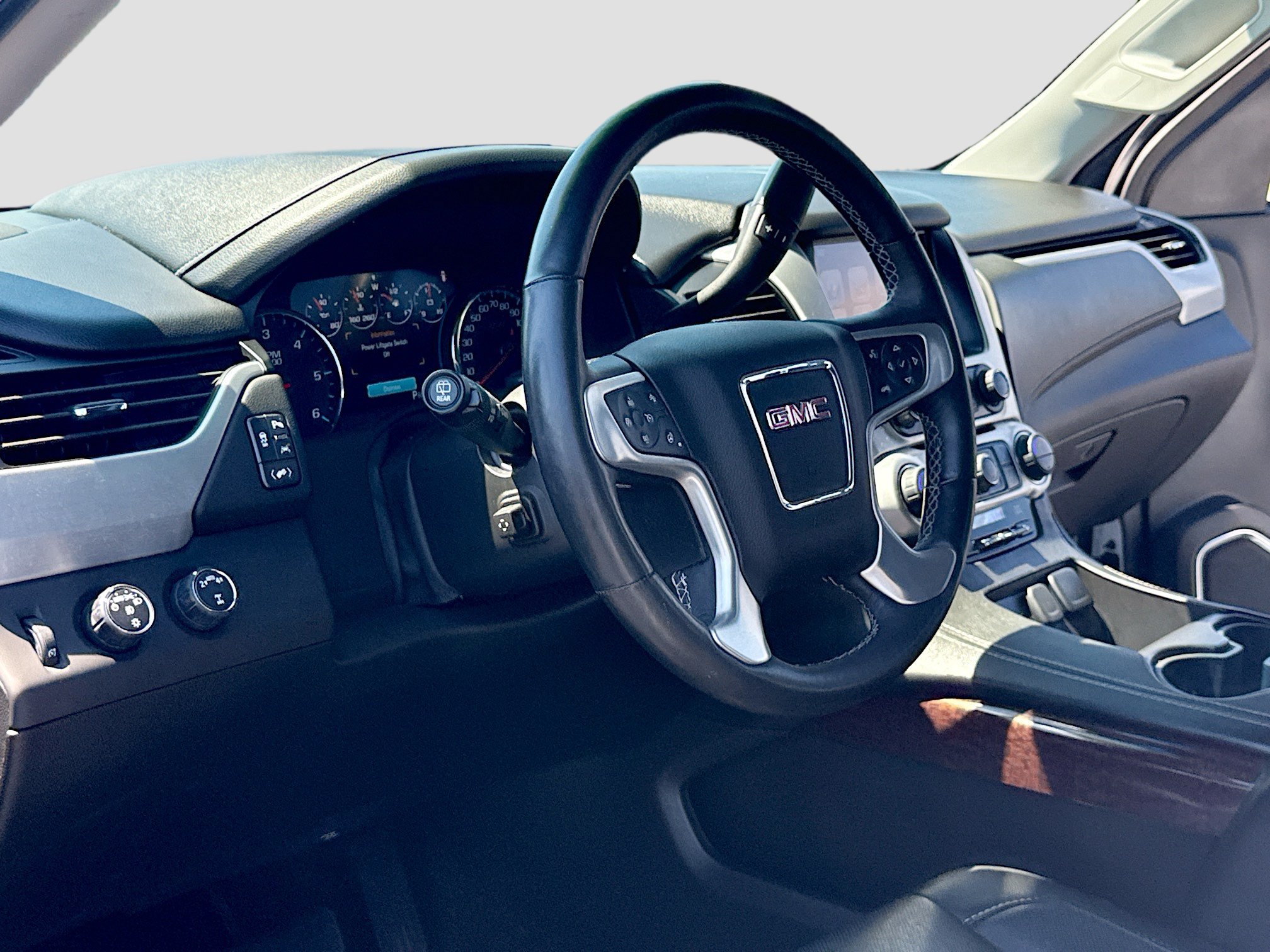 Used 2017 GMC Yukon XL SLT w/ Open Road Package AWD/4WD image 4