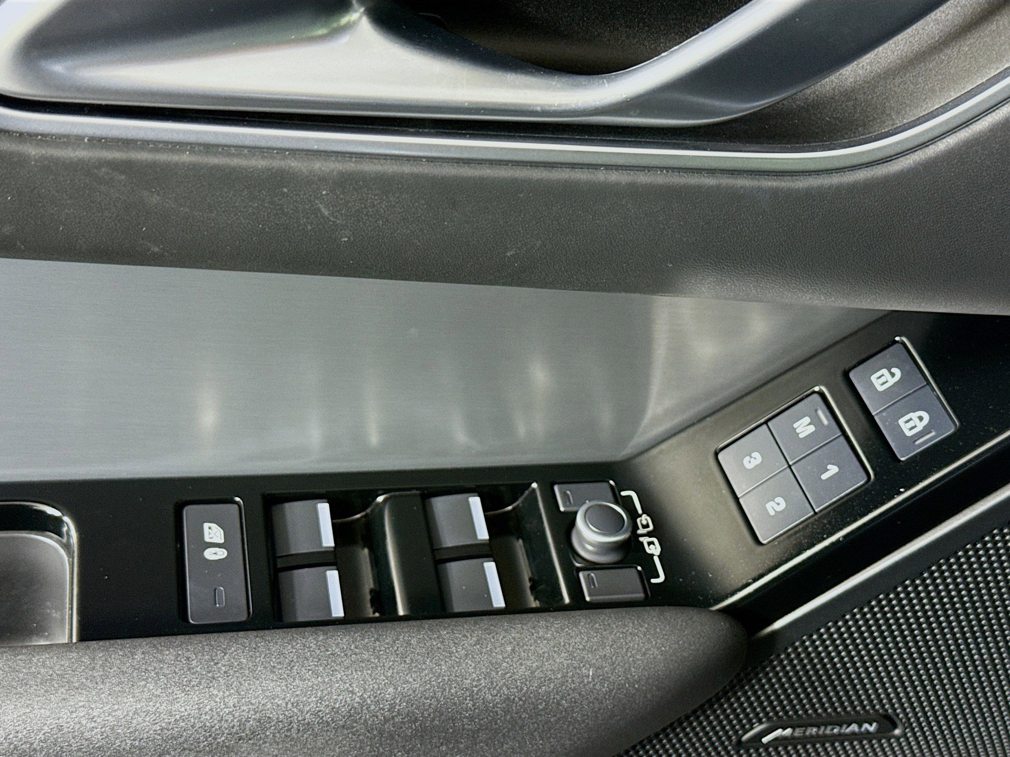 Used 2023 Land Rover Range Rover Velar R-Dynamic S image 24