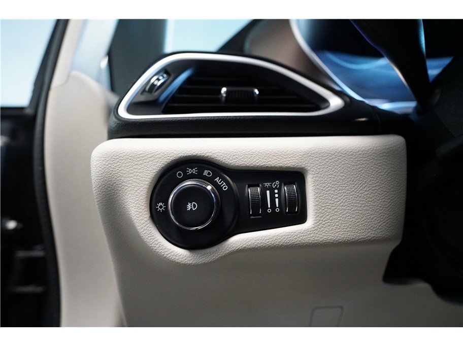 Used 2017 Chrysler Pacifica Touring-L image 18