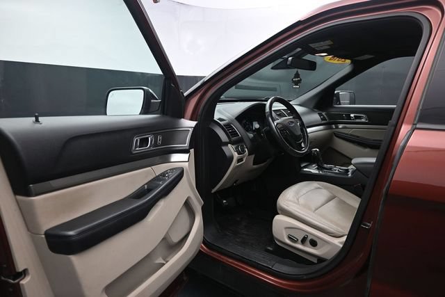 Used 2018 Ford Explorer XLT w/ Equipment Group 202A AWD/4WD image 12