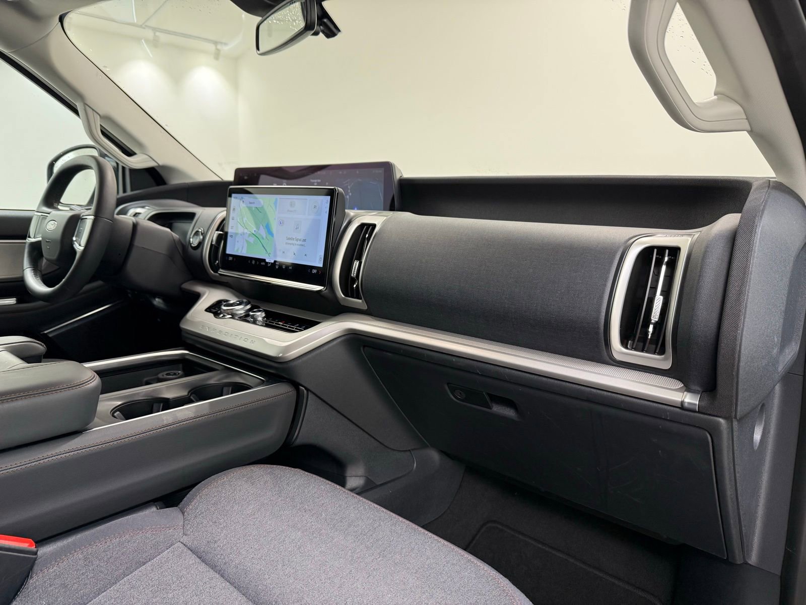 Used 2025 Ford Expedition Active image 33