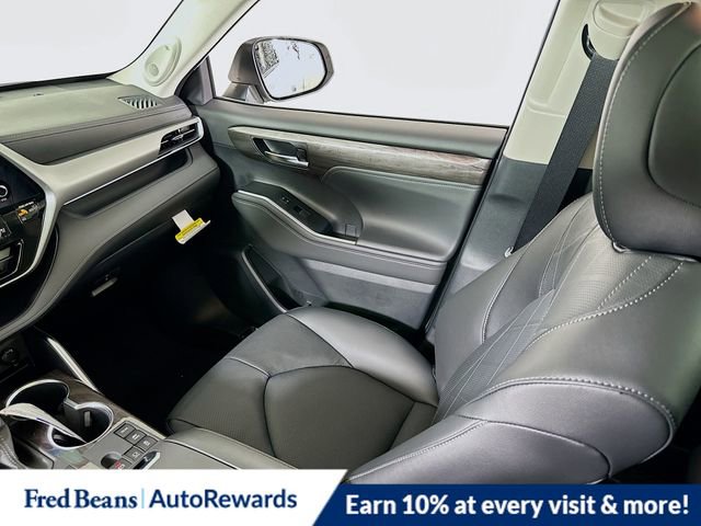 New 2026 Toyota Highlander Platinum image 28