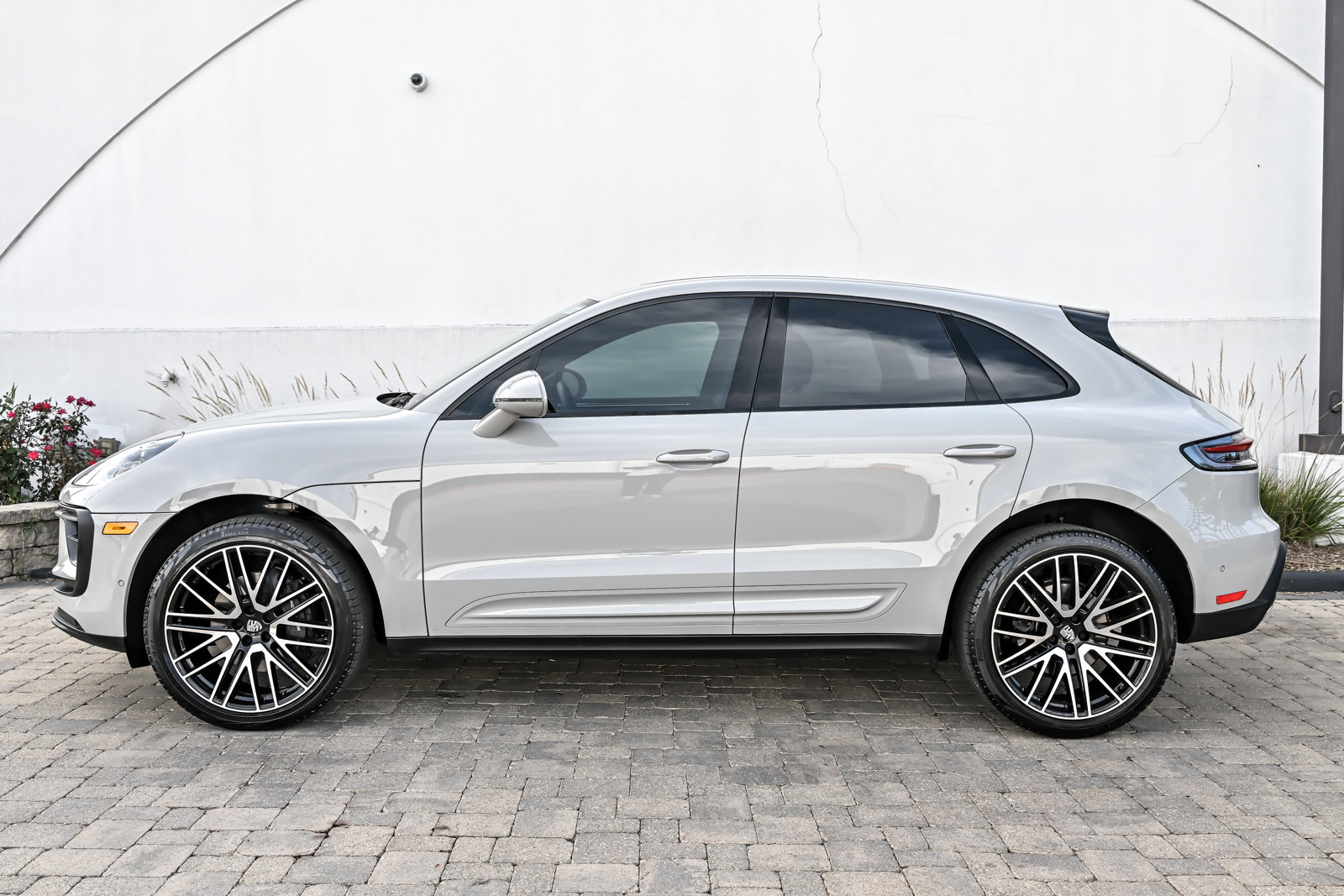 Used 2025 Porsche Macan w/ Premium Package Plus AWD/4WD image 10