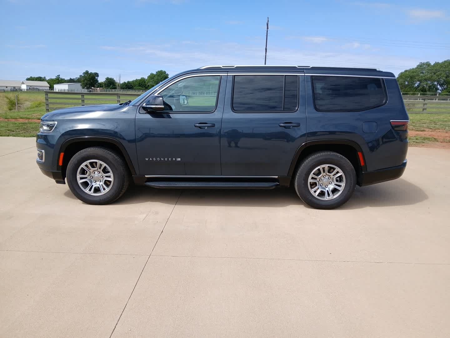 Used 2024 Jeep Wagoneer 4WD image 2