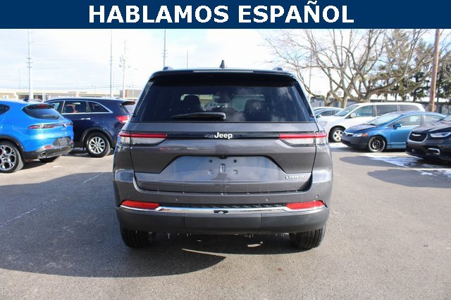 Used 2024 Jeep Grand Cherokee Laredo image 4
