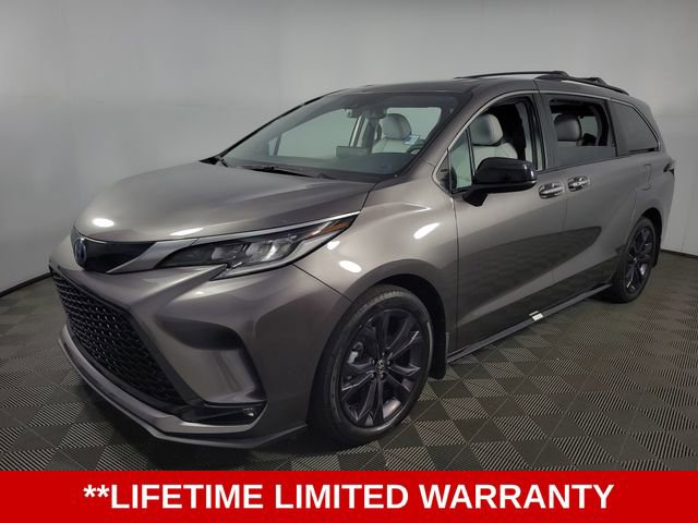 Used 2022 Toyota Sienna XSE image 3