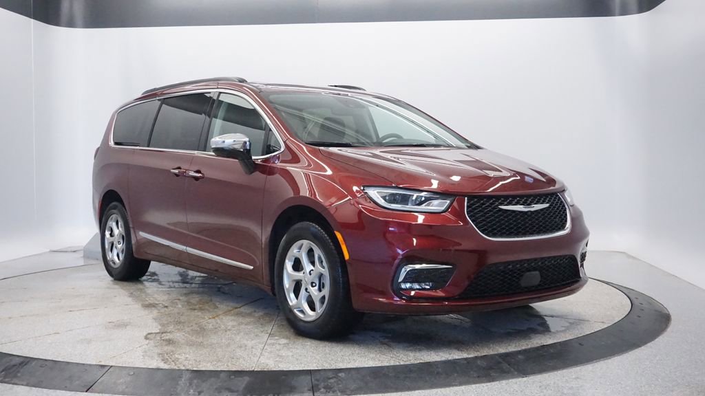 Used 2023 Chrysler Pacifica Limited image 9