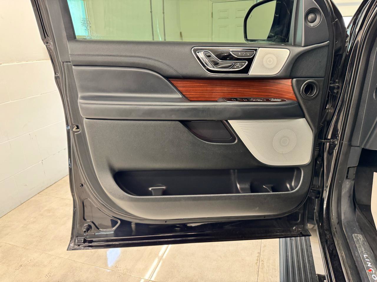 Used 2023 Lincoln Navigator L Reserve AWD/4WD image 10