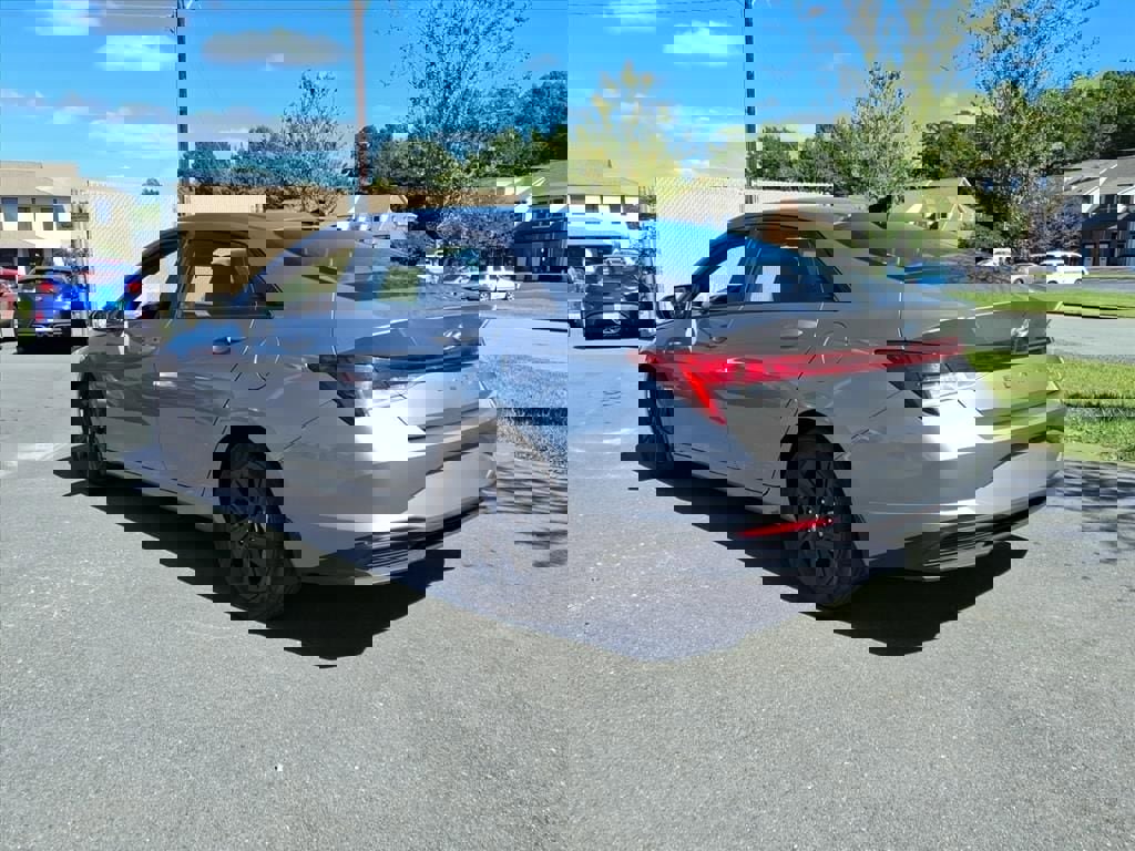 Used 2023 Hyundai Elantra Blue image 25