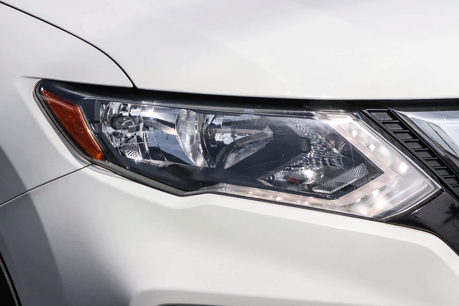 Used 2017 Nissan Rogue SV FWD image 4