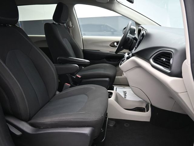 Used 2022 Chrysler Voyager LX image 32
