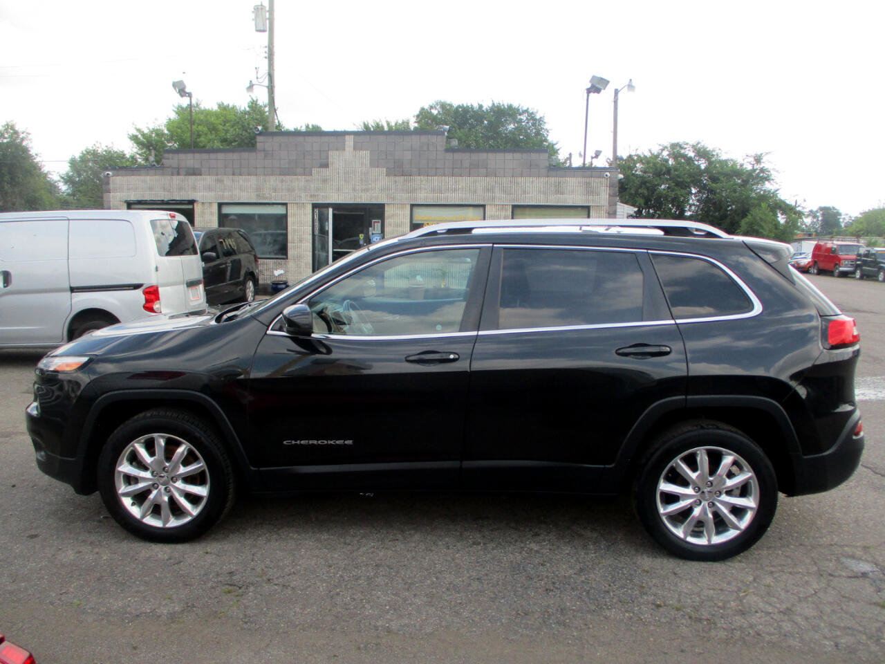 Used 2016 Jeep Cherokee Limited image 4