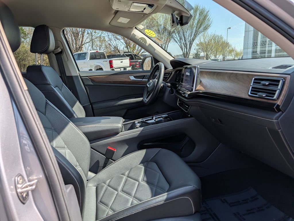 Used 2025 Volkswagen Atlas SE AWD/4WD image 16