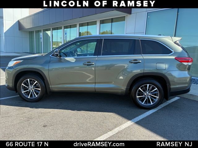Used 2017 Toyota Highlander XLE w/ Carpet Mat Package AWD/4WD image 2