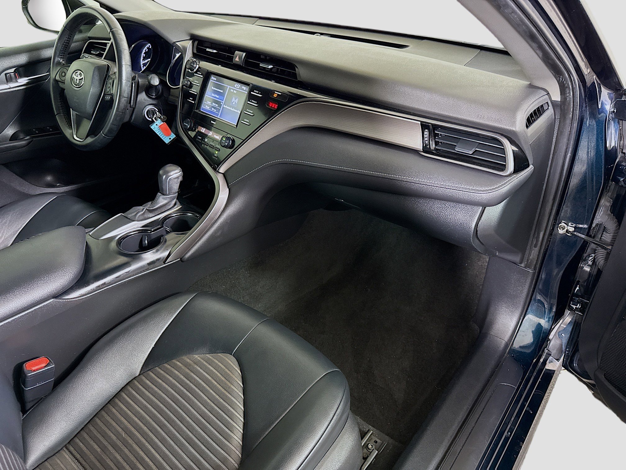 Used 2020 Toyota Camry SE FWD image 29